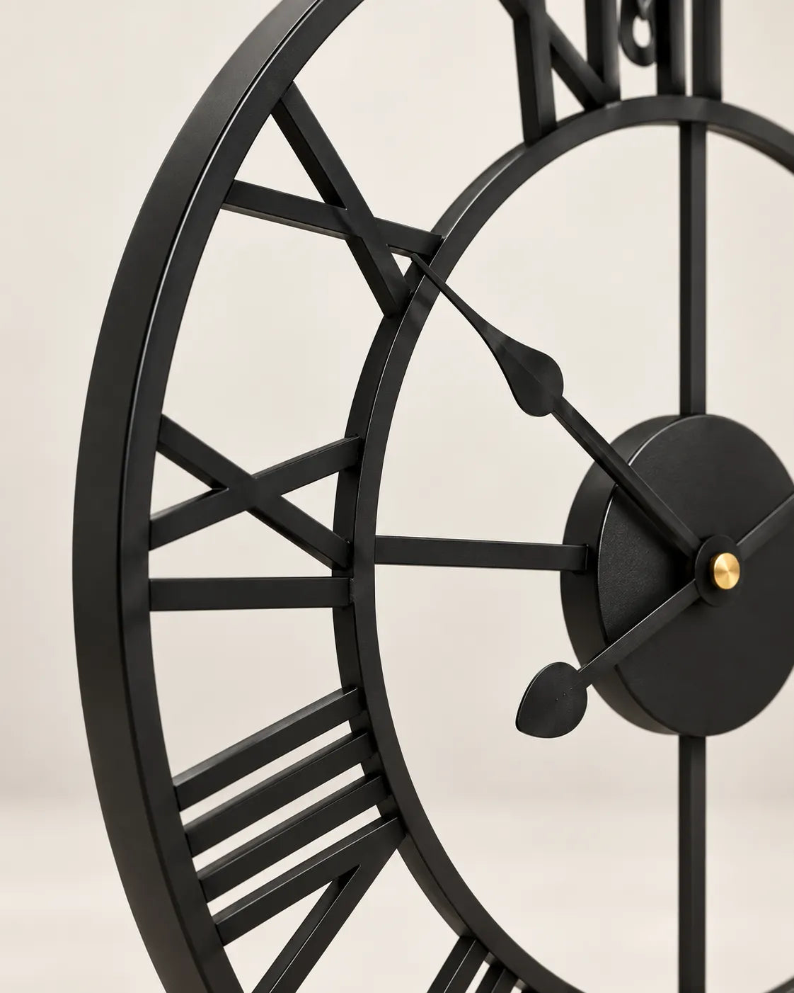 Horloge Murale Métal Ajouré 40 cm Chiffres Romains Silencieuse