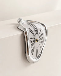 Horloge Fondante Style Dali Chiffres Romains Silencieuse