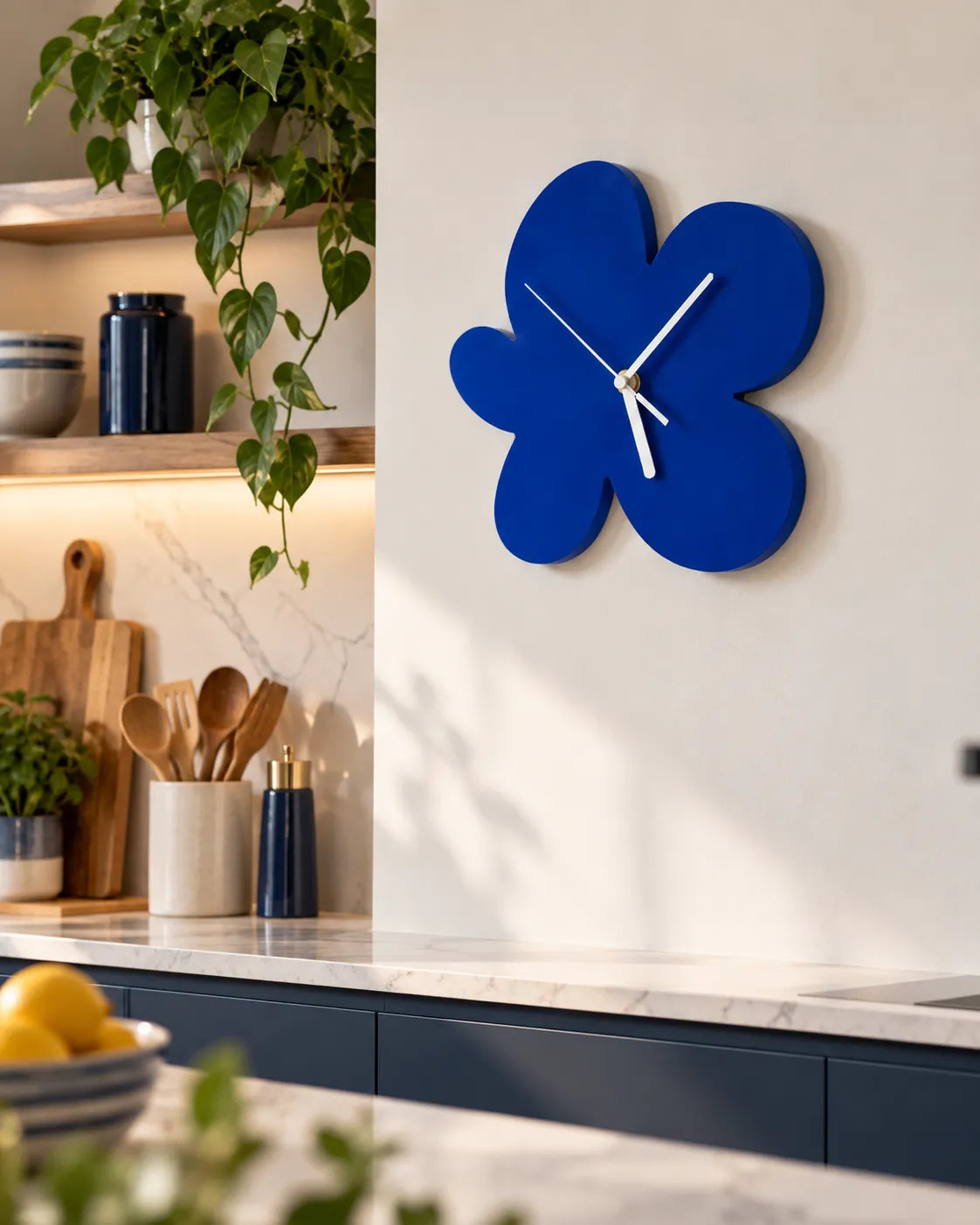 Horloge Murale Fleur Bleu Klein 28 × 26 cm Silencieuse