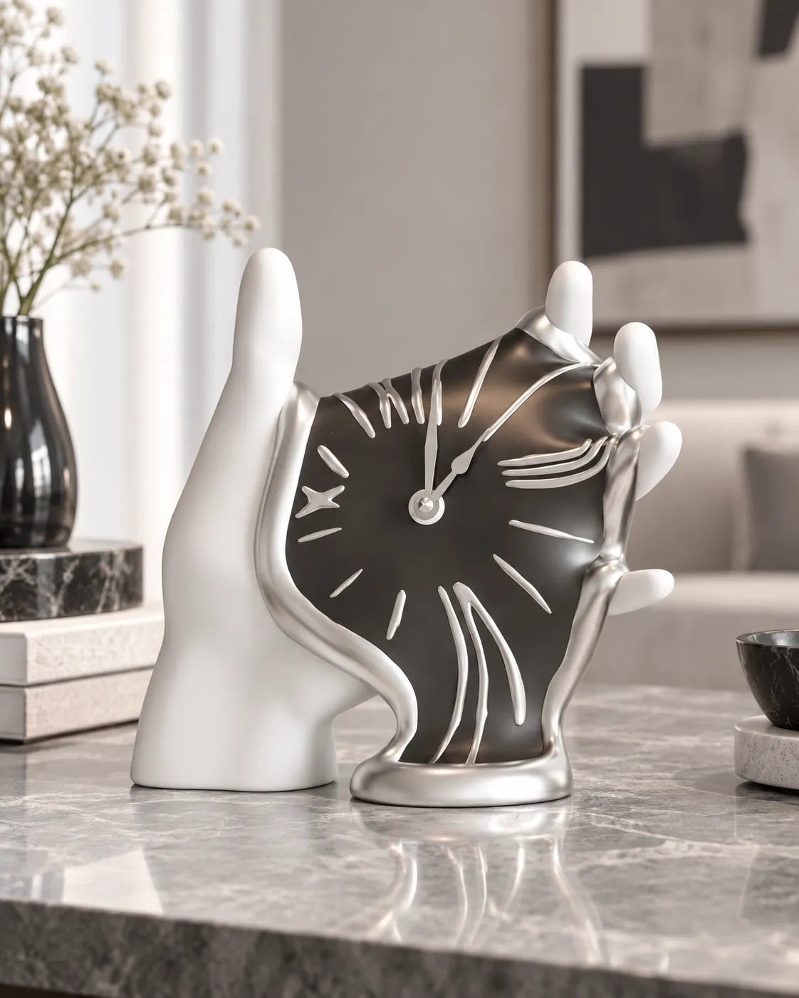 Horloge à Poser Main et Cadran Fondant en Résine 23 cm