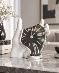Horloge à Poser Main et Cadran Fondant en Résine 23 cm