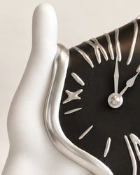 Horloge à Poser Main et Cadran Fondant en Résine 23 cm