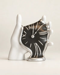 Horloge à Poser Main et Cadran Fondant en Résine 23 cm